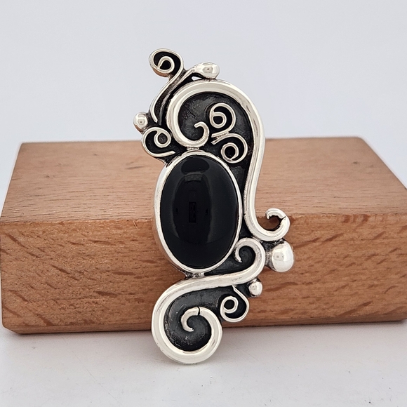 Jewelry - Elegant Sterling Silver Black Onyx Pendant